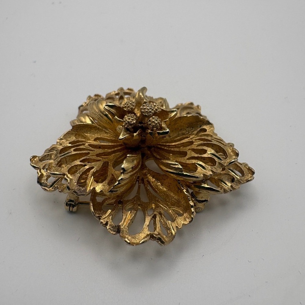 Francois Vintage Gold Tone Filigree Flower Brooch Dimensional Floral Pin 2.25" - Picture 7 of 9